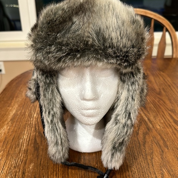 Nwot. Faux fur hat - Picture 2 of 9